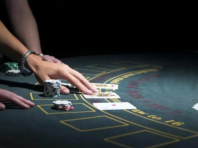 Filipino player accessing 11 ph sports betting on a mobile phone